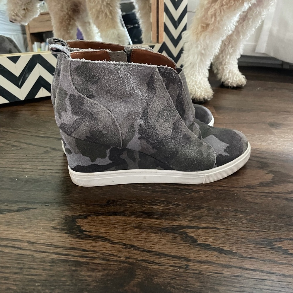 Línea Paolo wedge sneakers in good condition. Worn twice. Very cute!